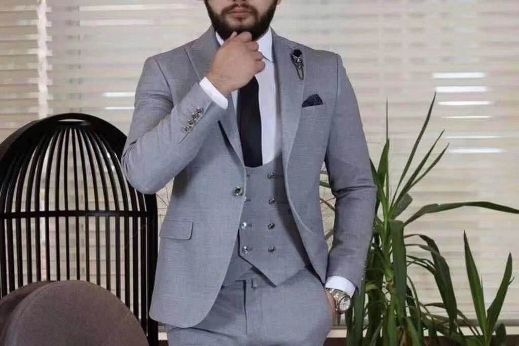 Brand New Gris Groom Tuxedos Peak Revers Slim Fit Garçons D'honneur Robe De Mariée Excellent Homme Veste Blazer 3 Pièce Costume Veste Pantalon Gi