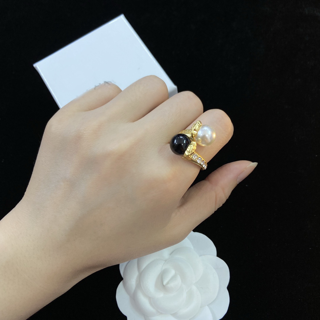 

Luxurious Designed Women black white pearl Greece Meander Pattern Rings Medusa Head Portrait 18K Gold Plated Medusas Brass Open Ring Designer Jewelry VRR20