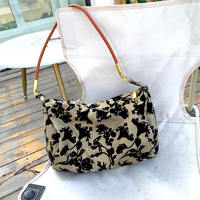 

Evening Bags Women Plush Tote Bag 2022 Designer Purses And Handbags Ladies Fashion Shoulder Vintage Flocking Flowers Zipper Pillow BagsEveni, Flower bag