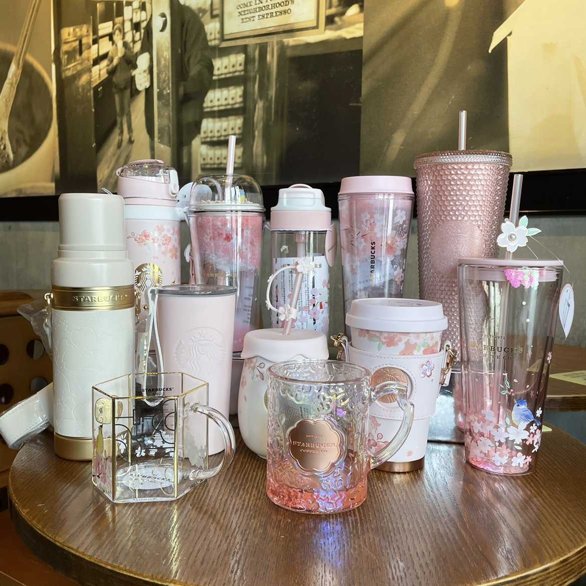 

2022 Starbucks cup cherry blossoms in full bloom, flower fragrance powder cherry mark glass straw insulated water cup, Yellow