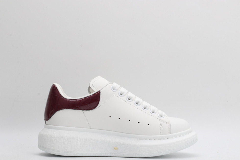 Couples petites chaussures blanches designer haut de luxe version mc chaussures italiennes importées en peau de vache en soie vin miroir rouge qu