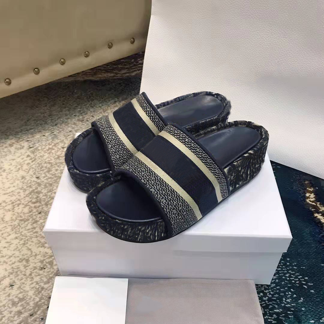 

Luxurys Designers Womens Sandals Embroidery Bottoms Floral Slippers Brocade Low Heels Leather Rubber Slides Dazzling Flowers Platform Sliders Loafers 5.5cm, Burgundy