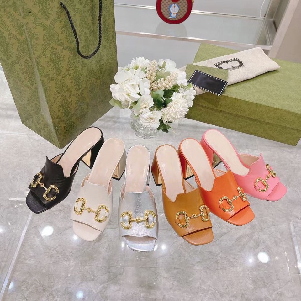 Designer Women Sandals Horsebit Gold-Toned High Talons Fashion Square Toe Toe Pumpes en cuir Black White Robe extérieure Sandale Casual Chaussure