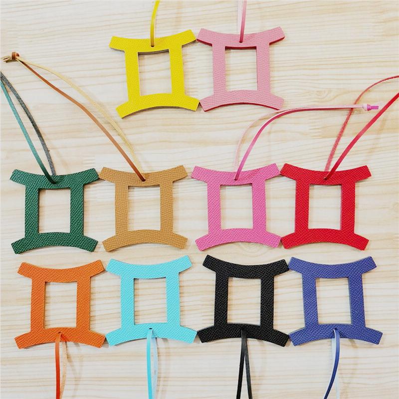 

Keychains Fashion Real Genuine Natural Leather 12 Zodiac Gemini Horoscope Constellation Keychain Pendant Women Backpack Bag Charm DZ0394