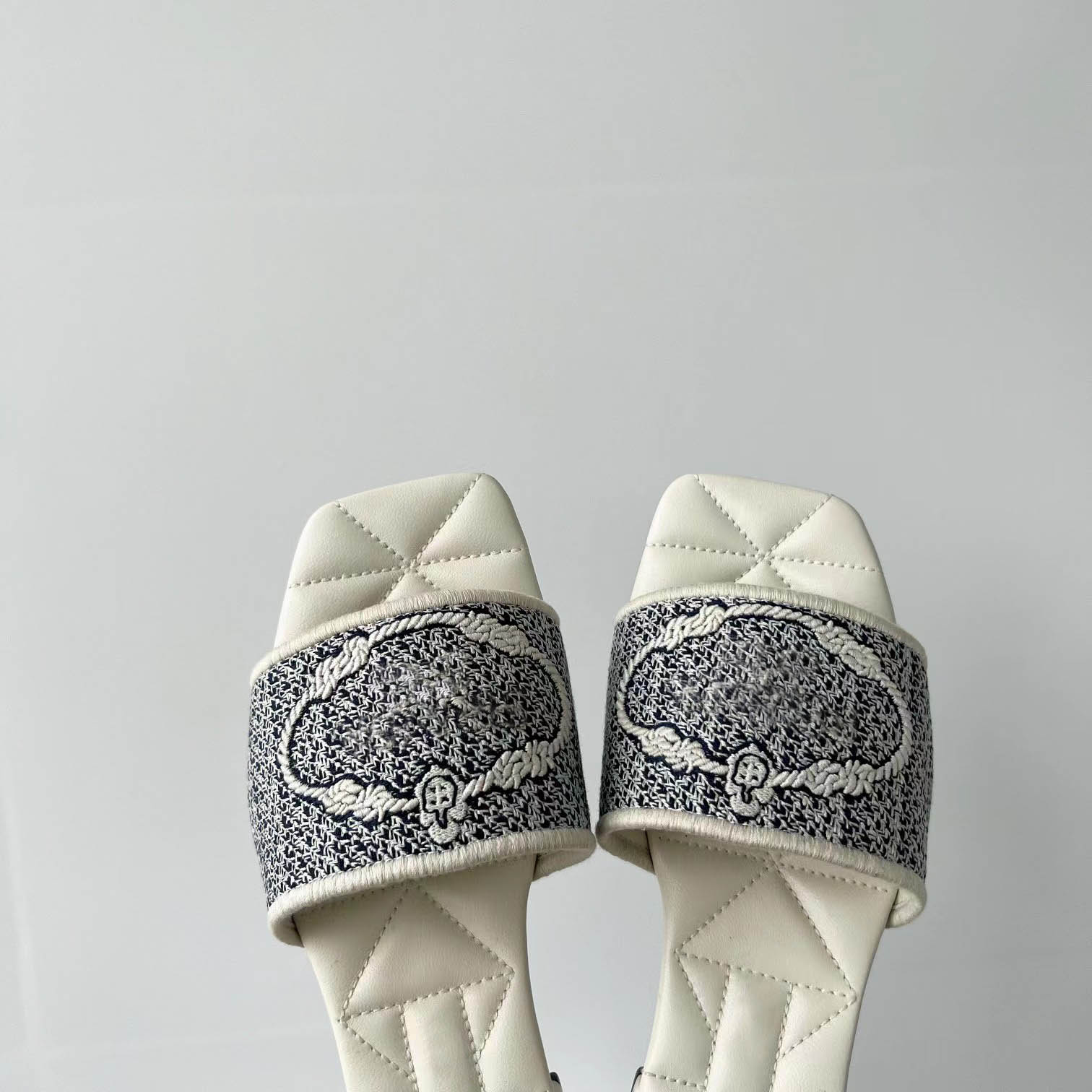 

2022 Ladies Flat Slippers High Quality Embroidered Square Toe Sexy Leather Sandals Luxury Triangle Mules Beach Dress High Heels 35-40, Color 3