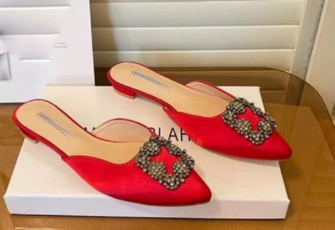 Célèbre marque embellie boucle tache pompe perle sandales chaussures bobine Hangisi talons hauts sandales femmes de luxe designers robe à talons