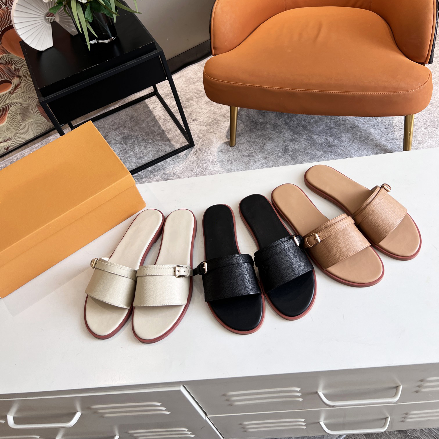 

Famous classic ladies Sandals revival flat mules embossed logo buckle lightweight women slippers latest woman beach slippers brand