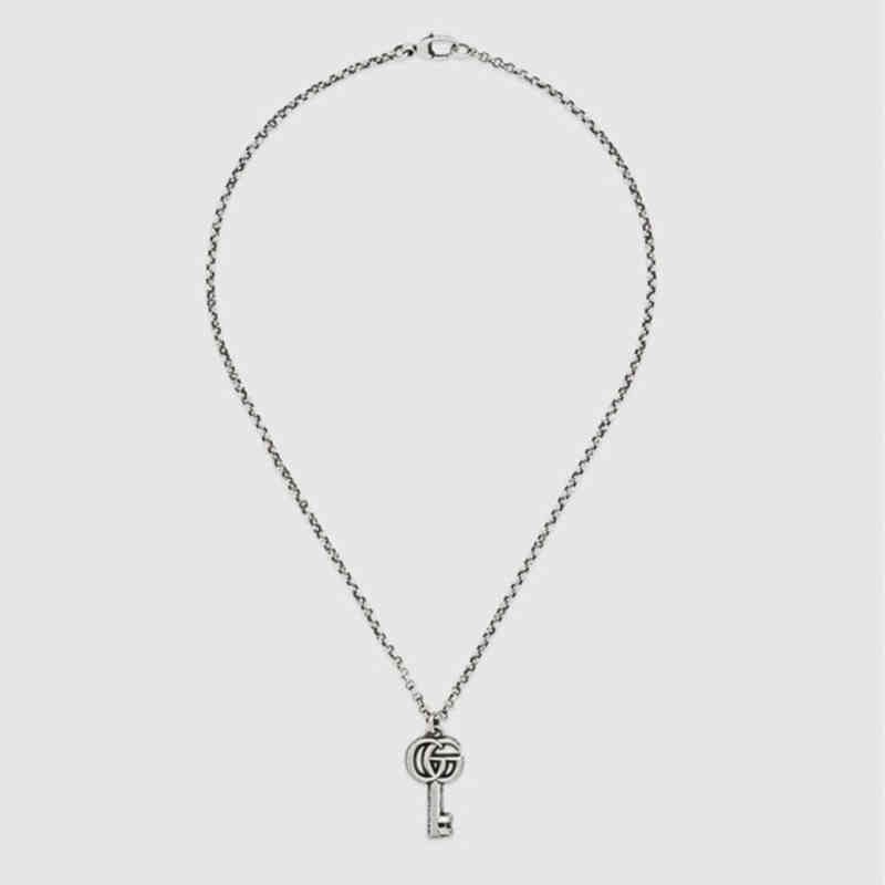 

Designer ins New Jewelry Double G Trend 925 Silver Carving Pattern Key Pendant Necklace Classic Twist G 22ucci High Quality Couple Necklace