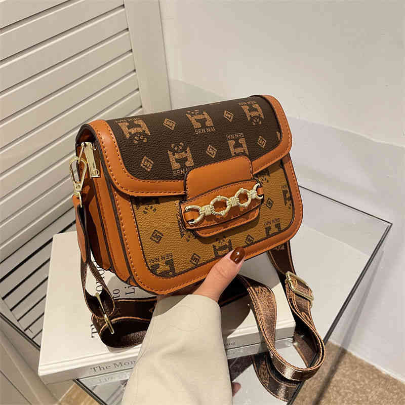 2022 new bag women's fashion versatile one shoulder armpit small square high retro printed messenger