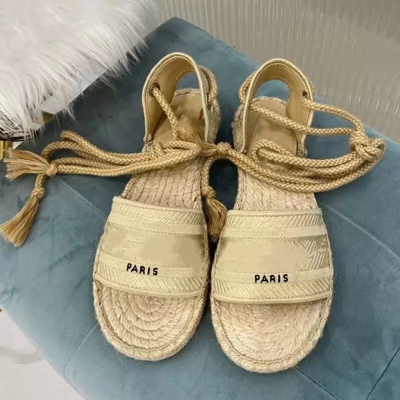 Top Sandals Sandales Sandales Chaussures Luxury Femme Femme à talons bas Sandales confortables Designer à lacets à lacets Slipnes de plage Femme