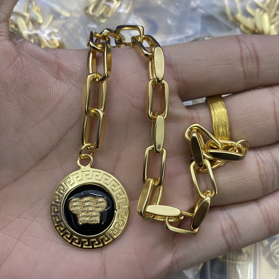 

Fashion new designed Pendants Cuba thick chain bracelet Banshee Medusa head portrait 18K gold plated women's ladies bangle Designer Jewelry B019