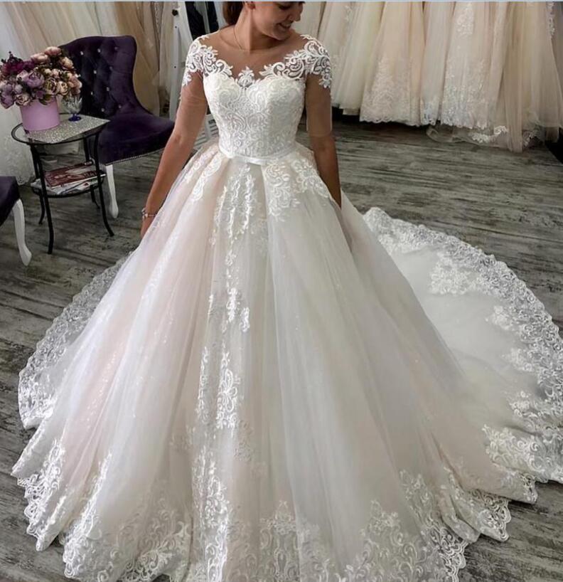 

2022 new themed wedding dress with large tail and short-sleeved lace French slim Wed Dresses Vestido de novia, White
