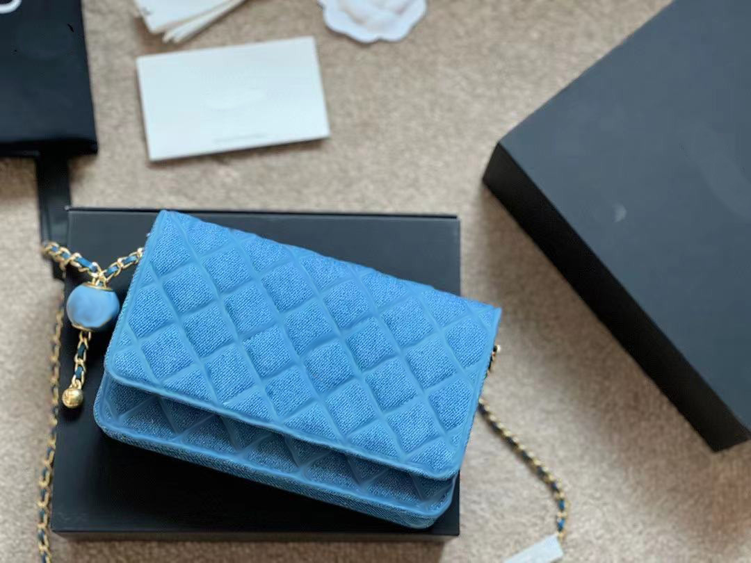 

Famous brand bag women's shoulder bag is fashionable shiny high-quality and luxurious