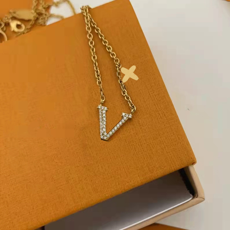 

Classic Designer Men Necklaces Bracelets Suit For Woman Chain Bracelet Man Pendant Necklaces Crystal Fashion Jewelry Mix Styles