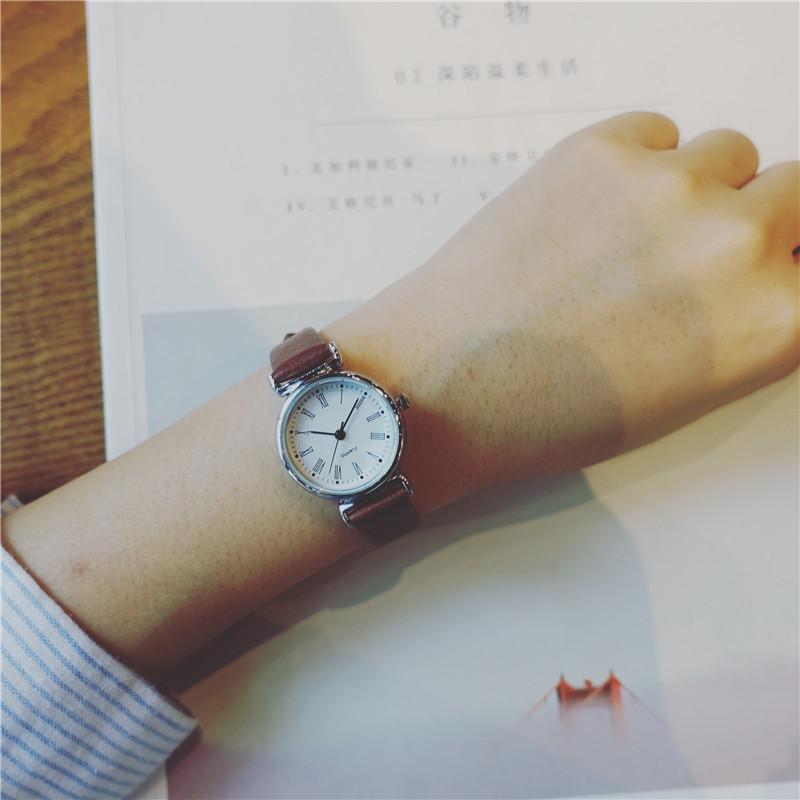 

Wristwatches Exquisite Small Simple Women Dress Watches Drop Vintage Leather Female Clock Retro Designer Ladies, Roma red