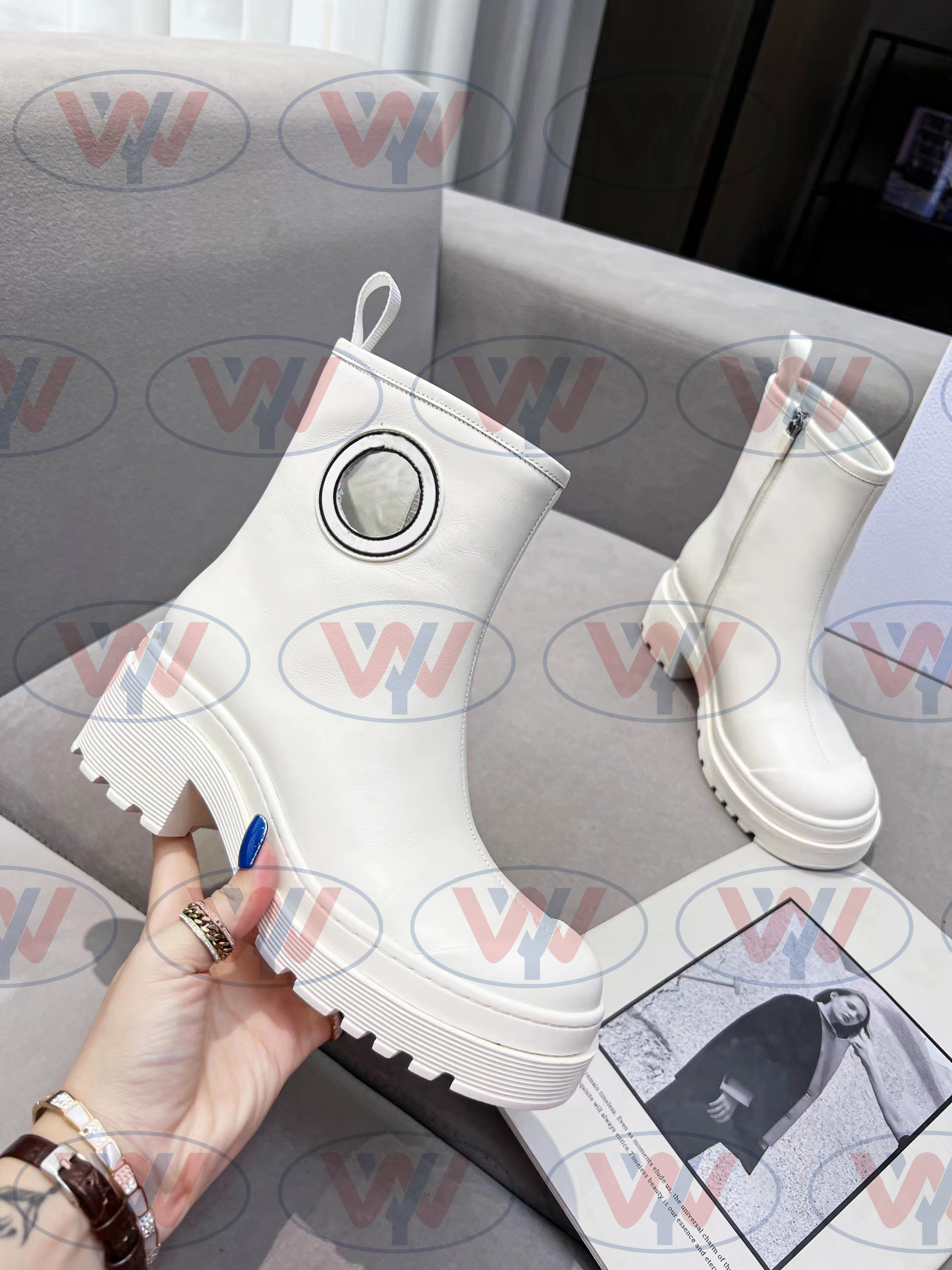 

2022 Fashion luxury women's boots Classic black and white Cut-Outs upper high quality Slippers beach shoes Sandals Loafers Muller shoes with box Size 35-40