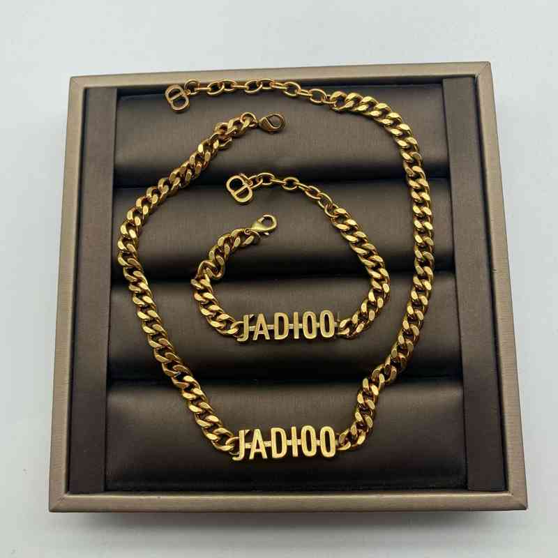 D Di Home Nouvelle vieille lettre épaisse bracelet Femelle Matériau 2022 Collier de mode de mode de luxe Collier polyvalent