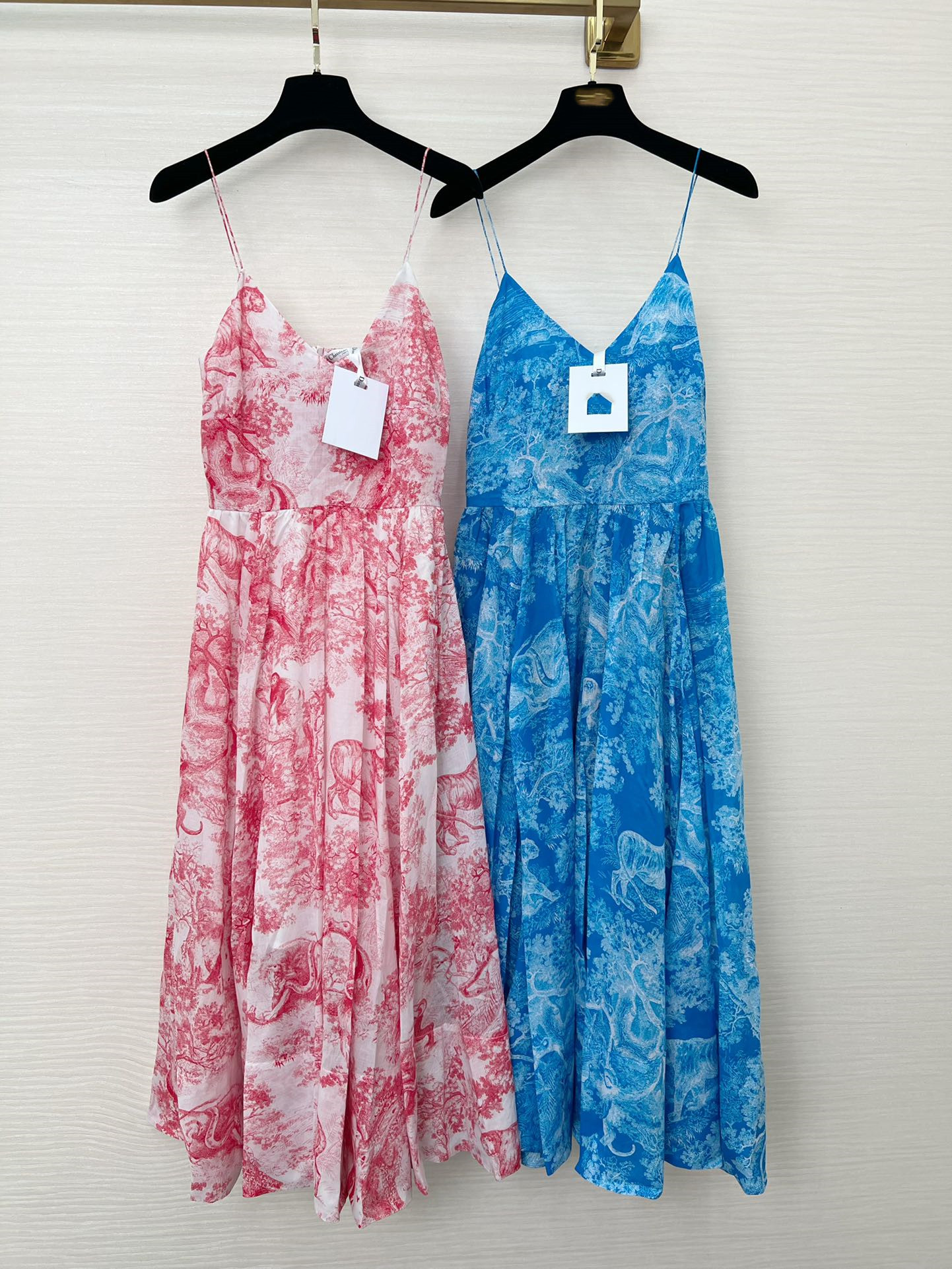 The new summer dress in 2022 is a printed suspender skirt with exquisite patterns and colors