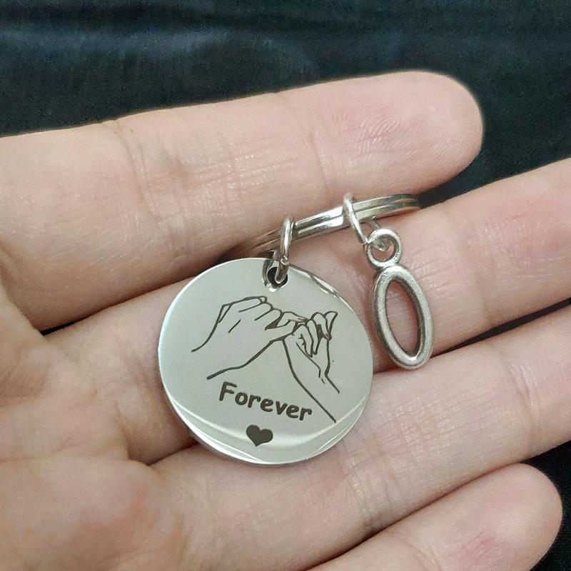 

Keychains Carabiner For Keys Hand In Forever Round Pendant Couple Gift DIY Matching Friend Metal Individuality Ornaments Keyring