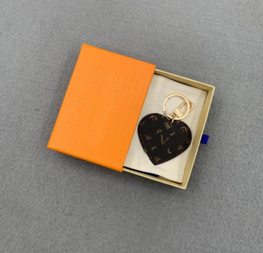 

Fashion Designer Keychain Handmade PU Leather Heart-shaped Pattern Lovers Car Keychains Bag Charm Hanging Decoration Pendant Accessories