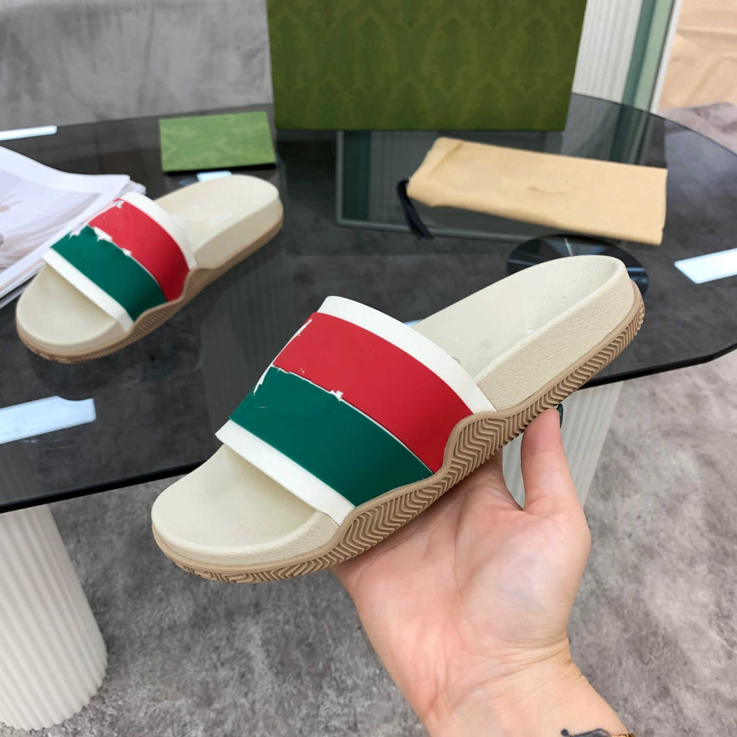 

2021 summer men and women couples green duo slippers European station soft rubber flip-flop tide brand bottom beach non-slip sandals, Green and red on white