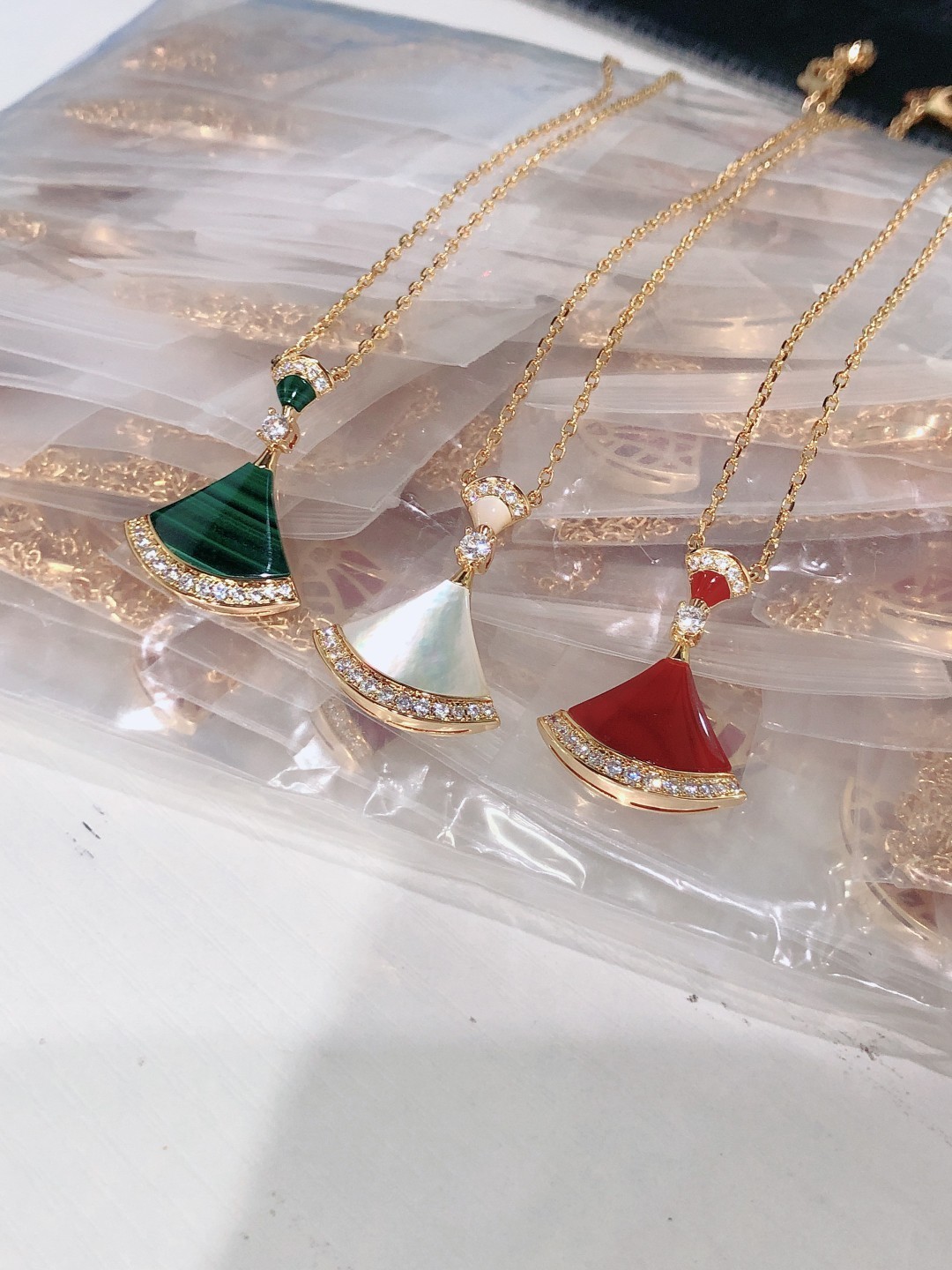 

Baojia double-layer small skirt necklace female rose gold fan Fritillaria chalcedony light luxury simple and fashionable