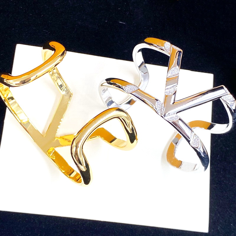 

Europe America Fashion Style Women Lady Gold Silver-Metal 18K Gold Engraved V Initials Settings Diamond Volt One Cuff Bracelet Open Bangle Q95931