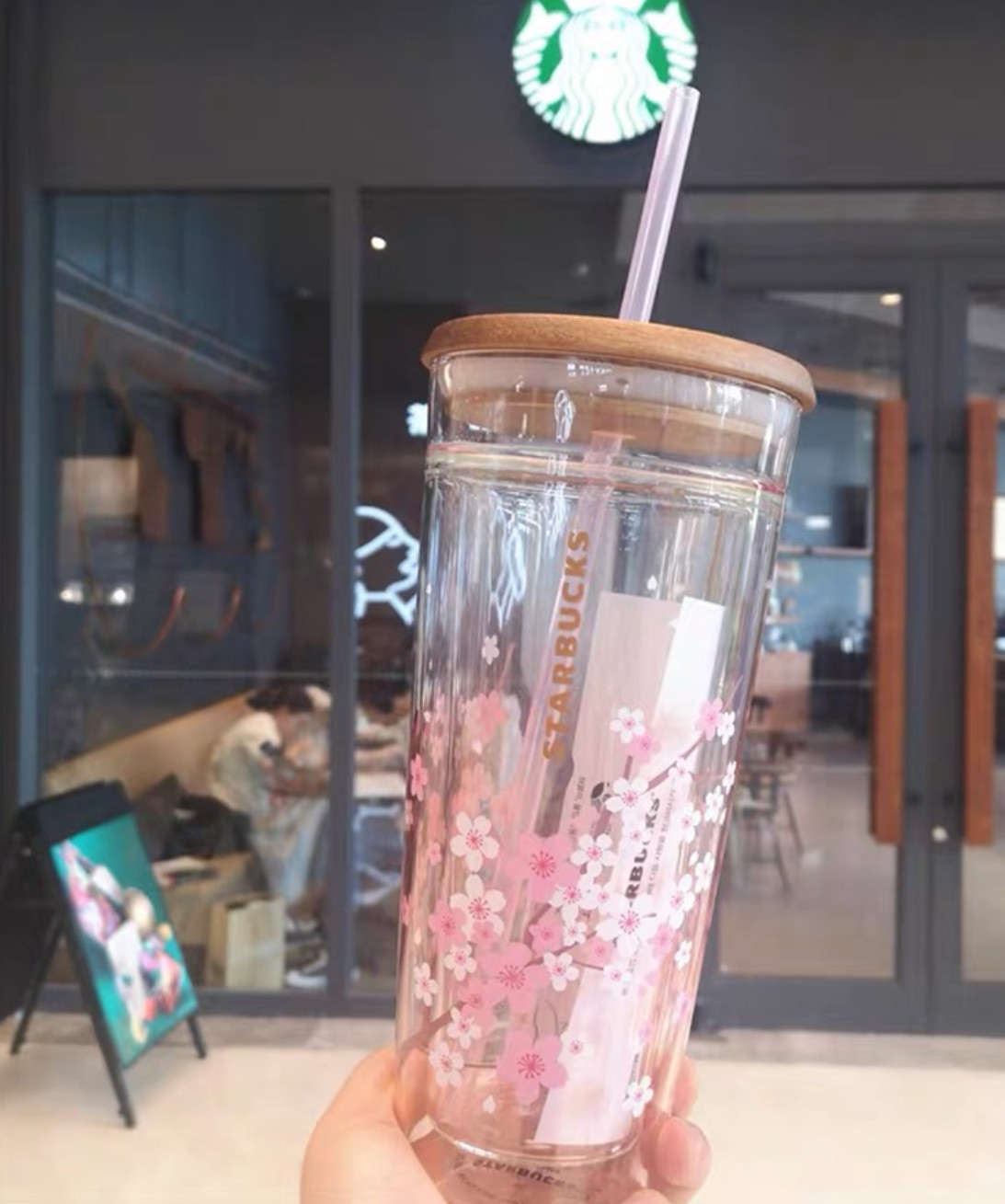 

The latest 20oz Starbucks glass mug, cherry blossom pink straw coffee cup with wooden cover, supports customized logo, Write color after purchase