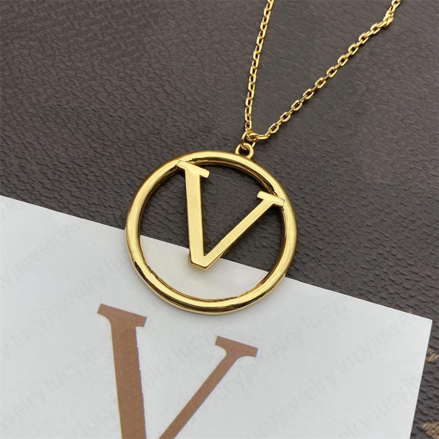 

2022 High Quality Brass Luxury Brand Hollow Pendant Necklaces Gold Plated Simple Love Copper Ring Hollow V Letter Necklace Women Designer Jewelry