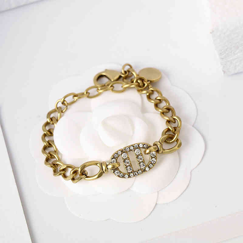 D Lettre de la famille New Red Diamond 2022 Bracet de mode de luxe de luxe Bracelet pour femmes polyvalentes