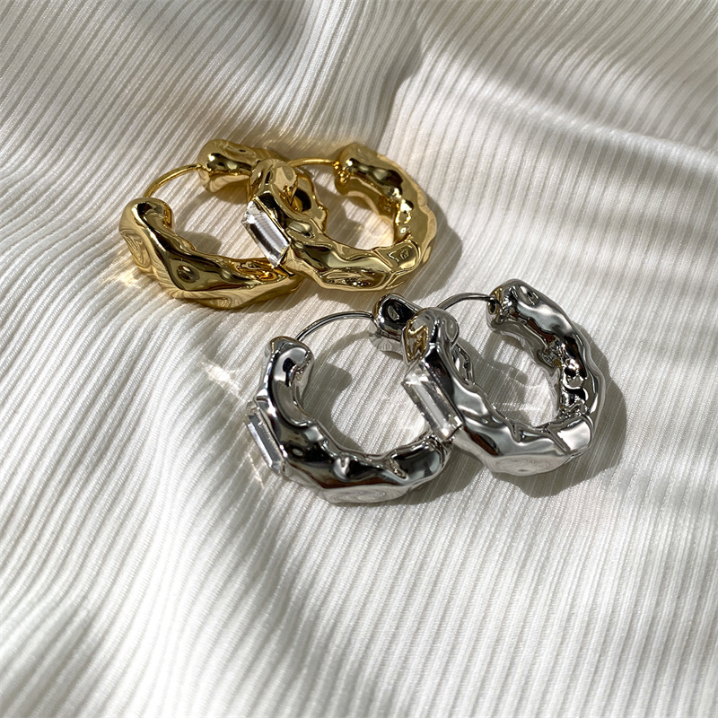 Ins Design Stud plissé de texture métallique carrée Boucle d'oreilles en diamant pour femmes Niche de luxe léger