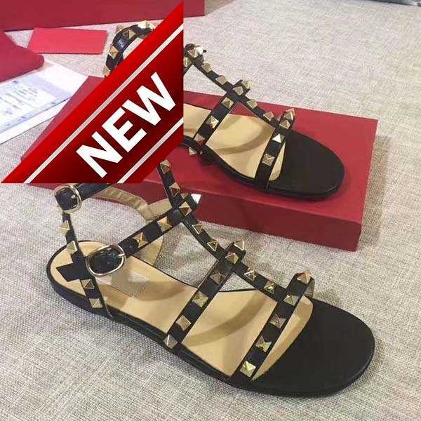 Marques Fashion Women Rivets Plats plates Sandales Girls Flip Flip Classements Chaussures d'été Cool Beach Slides Chaussures de gelée 34-42