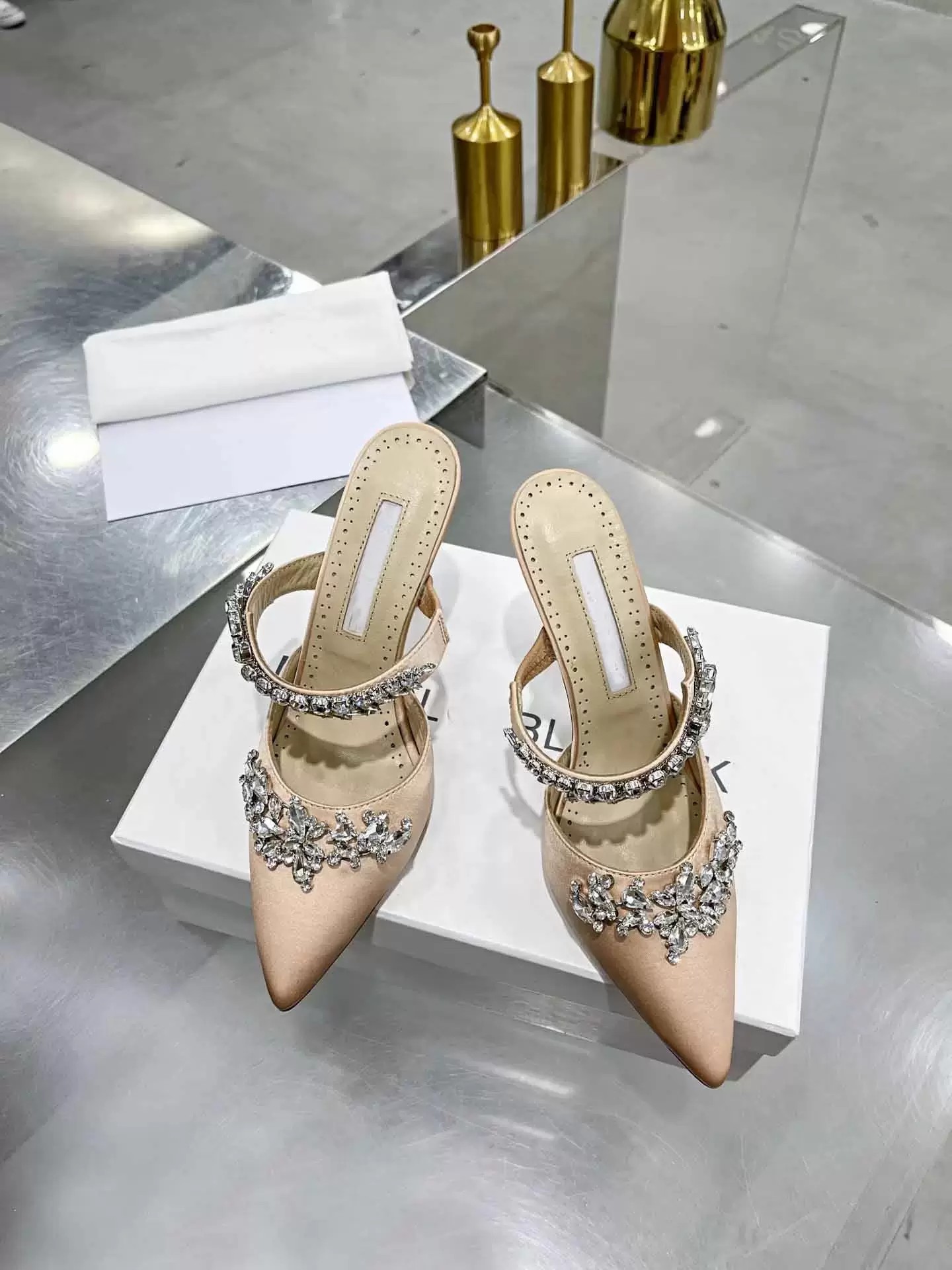 

2022 Luxury Summer Lurum Crystal Satin Slipper Sandals Dress Shoes Eleagtn Pointed Toe High Heels Strass Embellishments Sandalias Exquisite Lady Pumps
