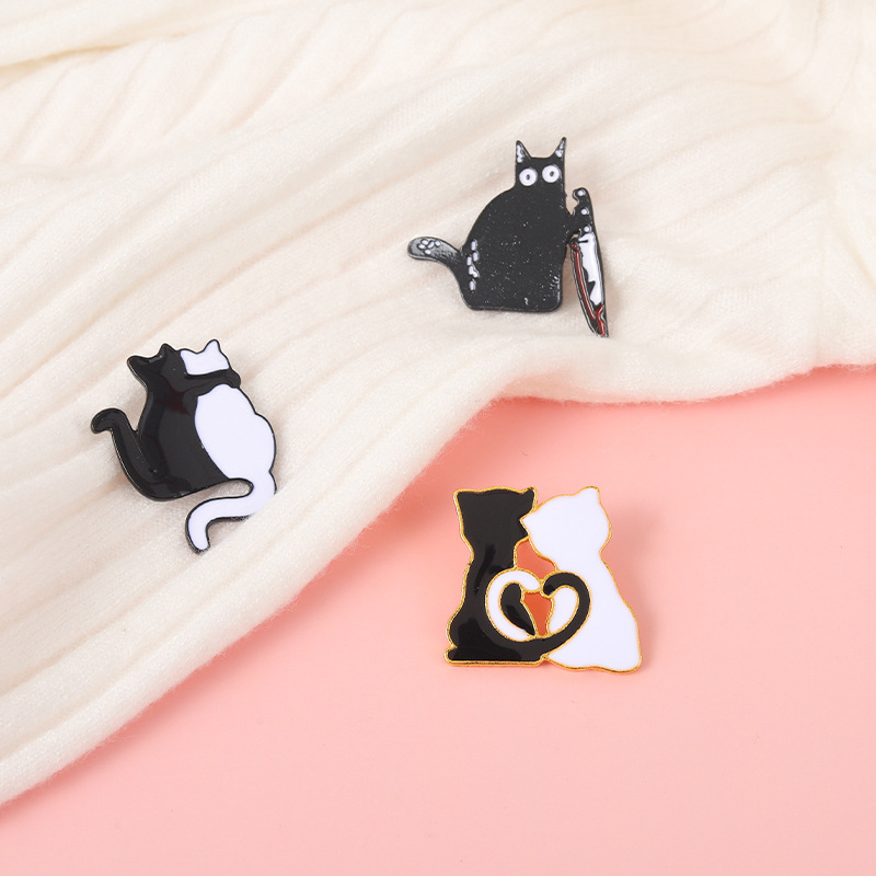 

European Black White Cats Embracing Shaped Brooches Pins Cartoon Alloy Enamel Animal Lapel Pins Unisex Backpack Bag Sweater Jeans Buckle Badge Accessories