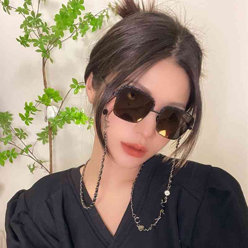 

Sunglasses Chain box Women's online red street pography with the trend of calf metal small fragrance sunglasses W08A