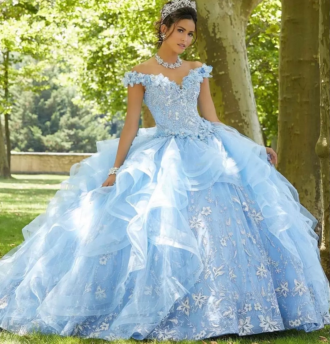 

2022 Light Sky Blue Beaded Ball Gown Quinceanera Dresses Lace Sequined Off The Shoulder Prom Gowns Tiered Sweep Train Tulle Sweet 15 Masquerade Dress C0609G11, White
