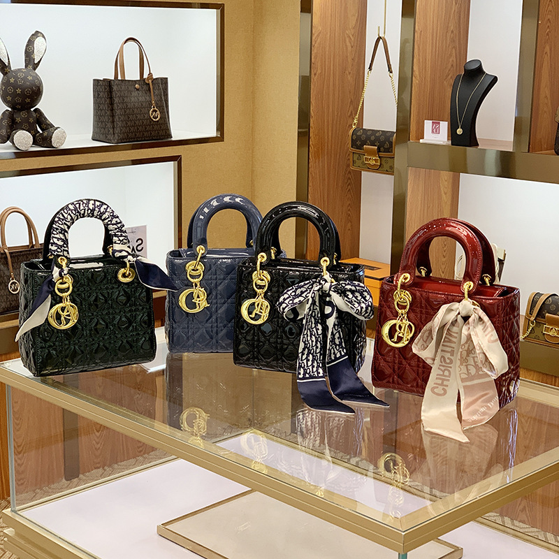 Designer Bags 2022 New Fashion Women's Versatile Lingge Patent Leather Portable Princess Letter Pendant Solid Color Single Shoulder Messenger
