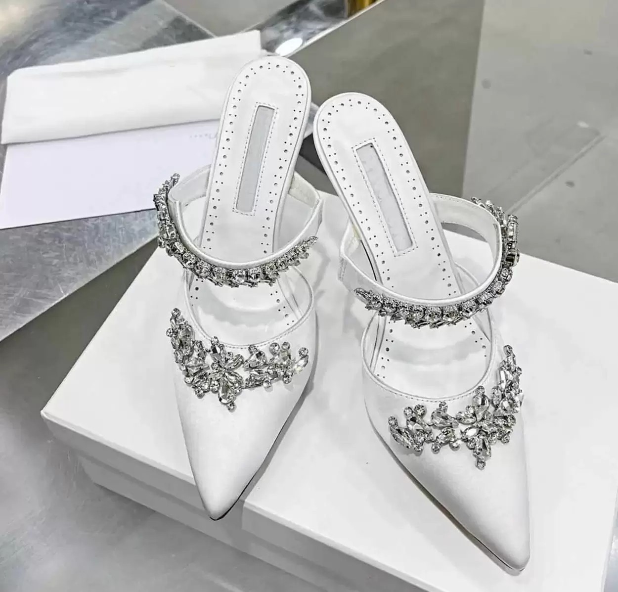

2022 Luxury Summer Lurum Crystal Satin Slipper Sandals Shoes Eleagtn Pointed Toe High Heels Strass Embellishments Sandalias Exquisite Lady Pumps