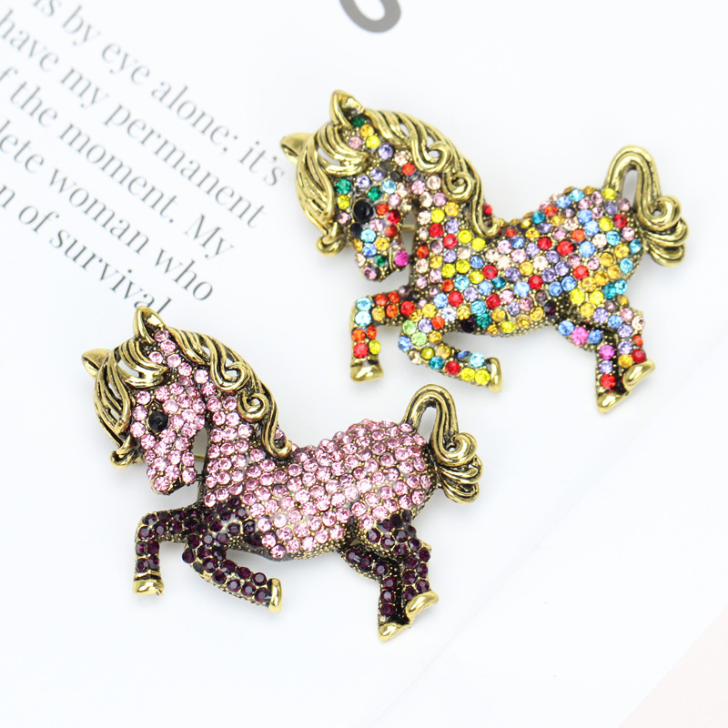 

European Retro Diamond Pink Horse Brooch Couples Clothing Animal Cartoon A Word Pin Women Alloy Backpack Coat Cowboy Clothes Badge Pins Accessories