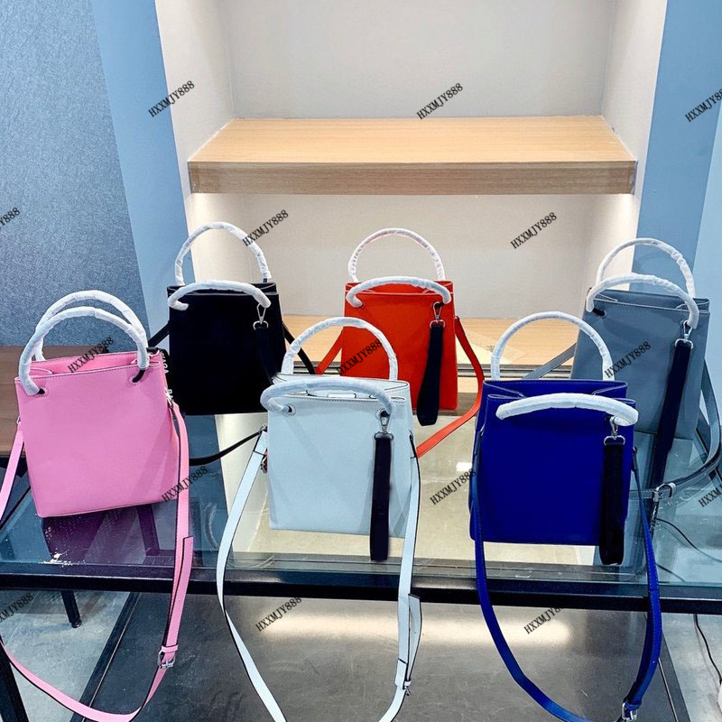 

2022 High Quality Genuine Leather women bag Luxury Designer Patent Leather Letters Bracelet Wallet Leathers Chain Bags Messenger Shoulder handbag handbags 21*23*8, Gitf