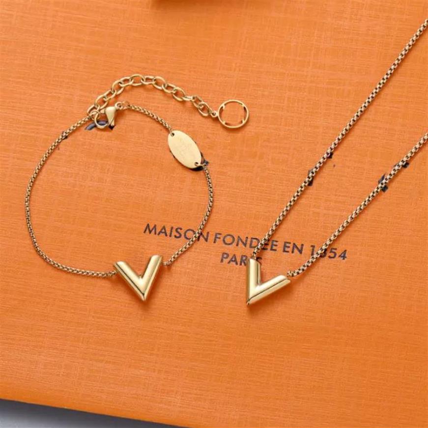 

Designer Love V Letter Pendant Necklaces Charm Bracelets Clavicle Chains Jewelry Birthday Party Valentine's Gift188Q