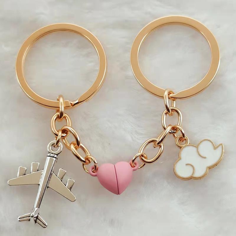 

Keychains Brand Global Travel Magnetic Buckle Keychain Enamel Baiyun Aircraft Couple Gift Jewelry Handicraft
