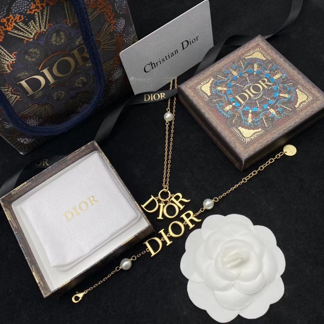 

D family CD letter necklace female Dijia net red CD pig nose Earrings high version temperament female Bracelet, White