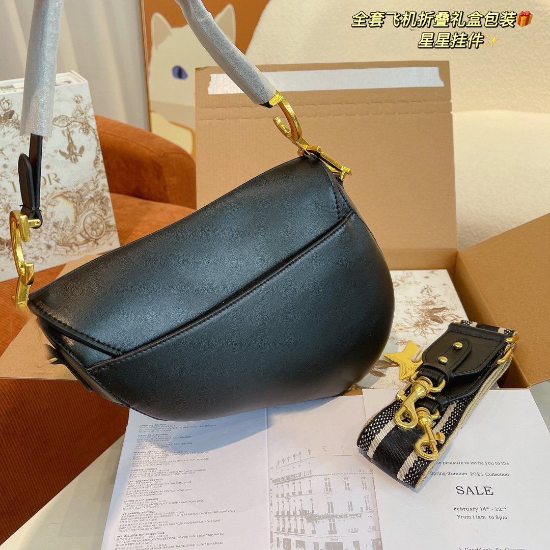 

luxurys designers Handbag Saddle bag Top quality Genuine Leather shoulder strap Purse Metal pendant Shoulders bags women Crossbodybag Cowhide handbags with box