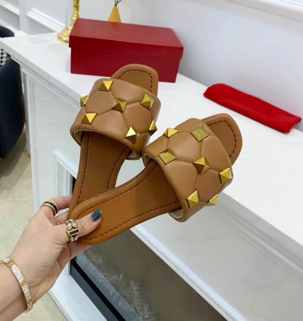 

2022 Women Sandals Slippers Indoor FLAT ROMAN STUD SLIDE SANDAL QUILTED GRAINY CALFSKIN SADDLE BROWN Summer Designer Luxury Fashion Ladies Beach Flat Flip Flops, Customized