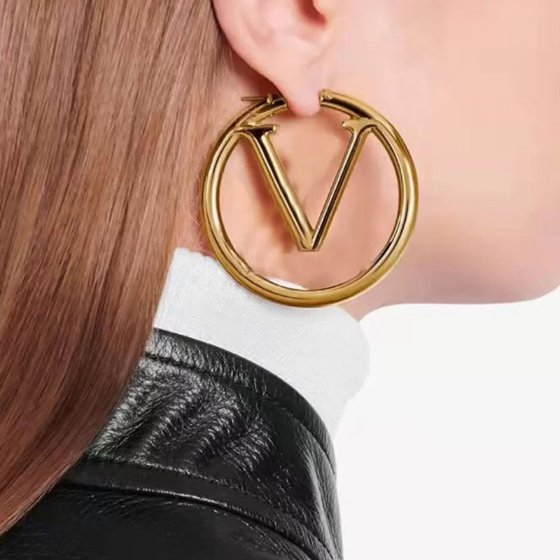

Hoop European and American style fashion big V letter big ear studs exaggerated personality senior sense circle titanium steel earrings jewelry