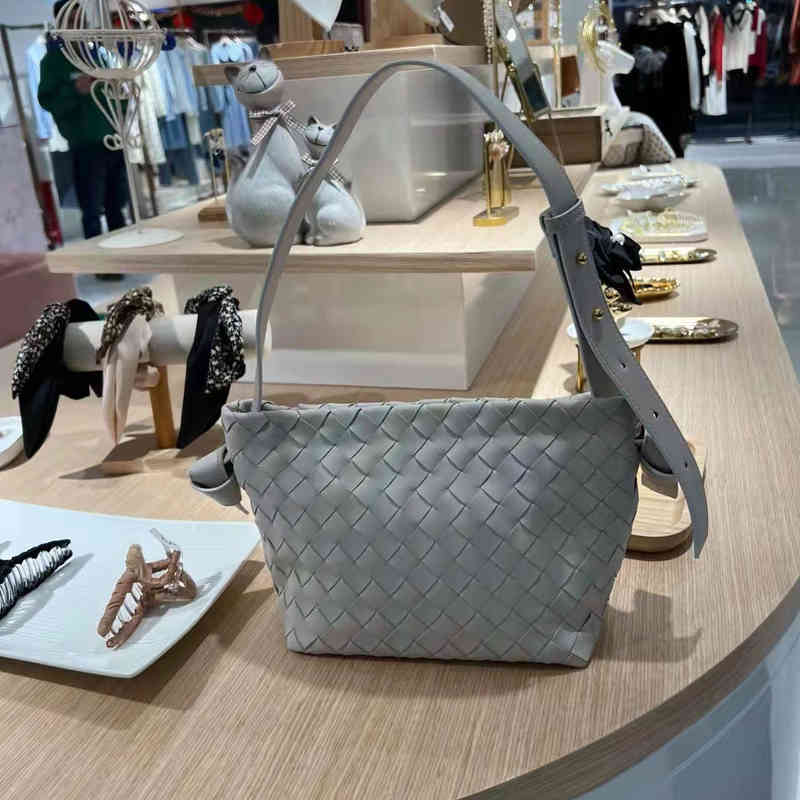 

2022 Bottegav Venetas woven leather large capacity underarm candy soft pillow simple women's handbag, White