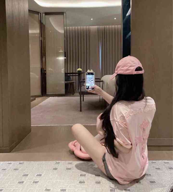 

Factory Online Export Designer Brand Short Sleeves Summer New Fashion Ch Heavy Industry Pink Large Leather Label Embroidery Cross Loose Sleeve T-shirt Women Socks