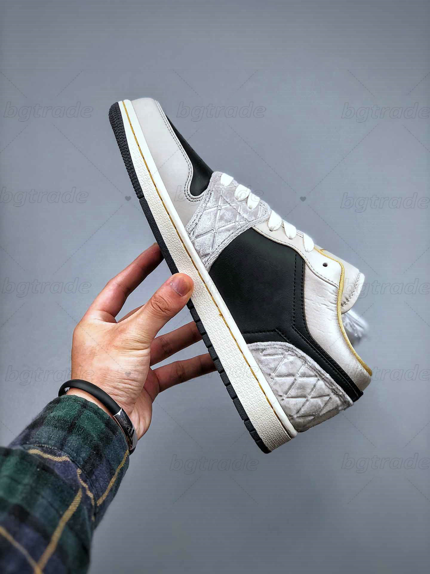 

Jumpmen 1 Casual Basketable Shoes Leather Satin Iridescent Beaded Sneakers 1 Low Classic Retro Womens Mens Designer Sports Shoes