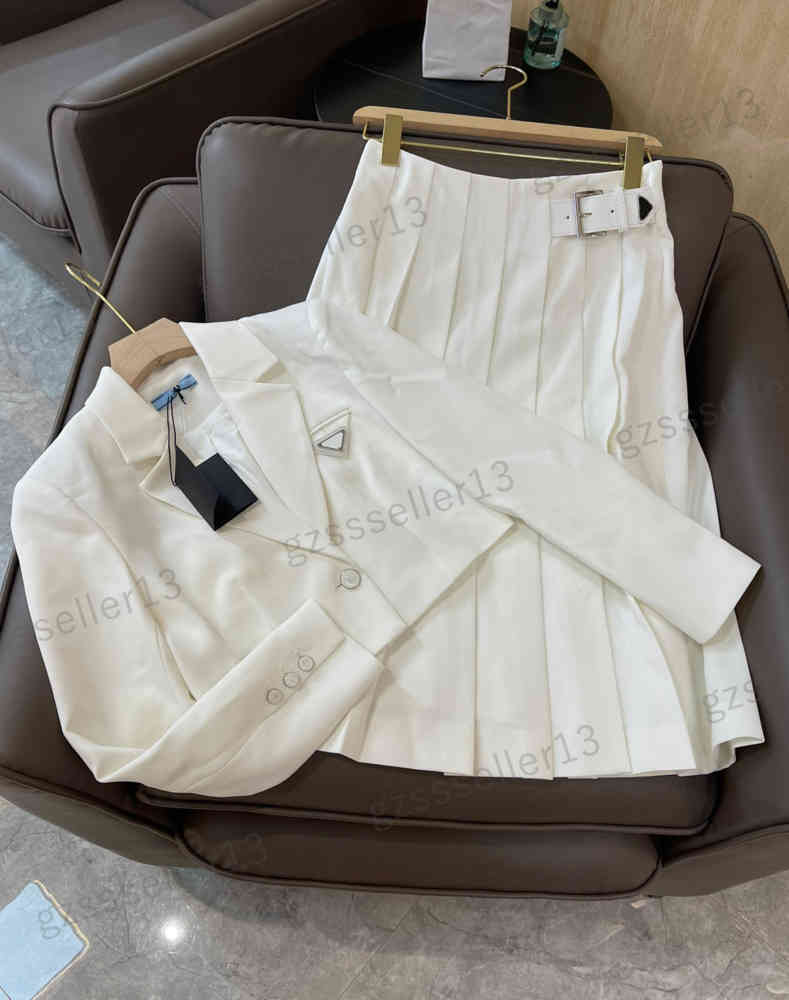 

Designer Womens Two Pieces Dress PR Brand Jacket And Skirt Sets Logo Decoration Women Clothing 0912